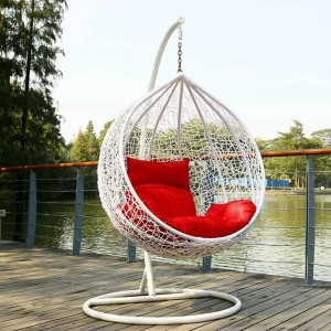 Scaun suspendat tip scoica din ratan, terasa/ balcon, perne rosii, cadru otel alb